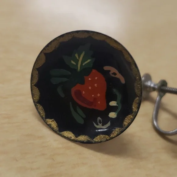 Hand Painted Vintage Screw Back Earrings with Strawberries and Gold on the Edges - Picture 3 of 12